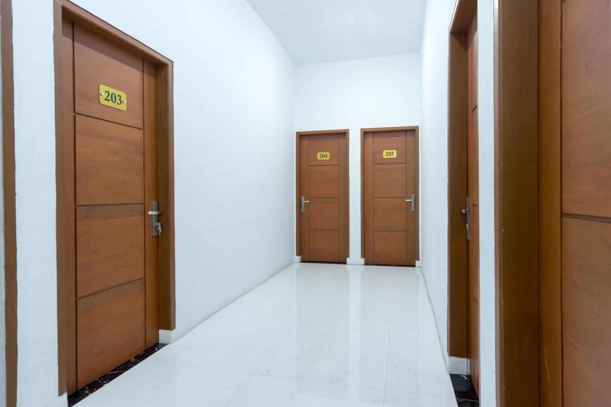 Super Oyo 839 Royal Guest House Медан Екстериор снимка