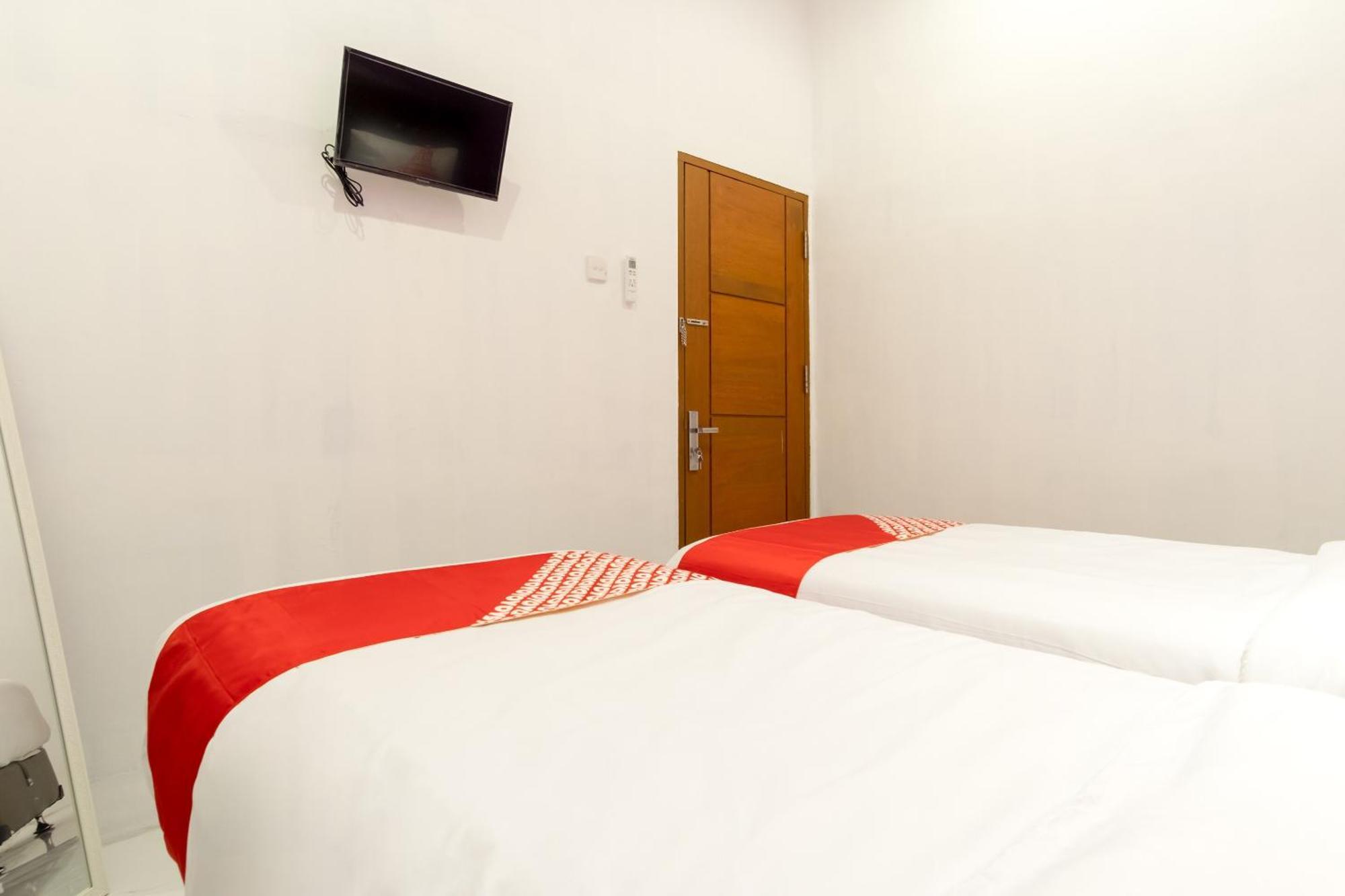 Super Oyo 839 Royal Guest House Медан Екстериор снимка