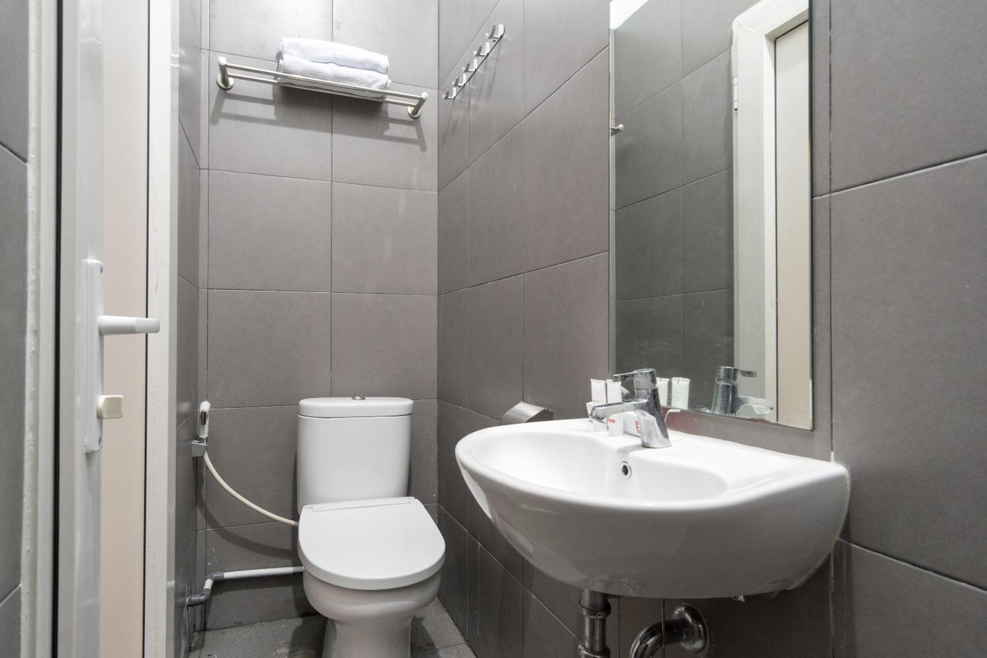 Super Oyo 839 Royal Guest House Медан Екстериор снимка