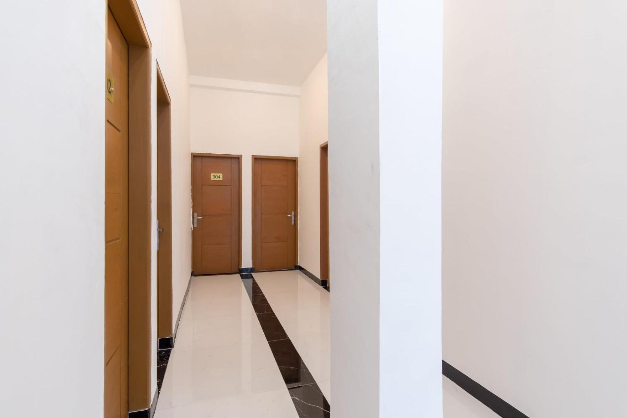 Super Oyo 839 Royal Guest House Медан Екстериор снимка