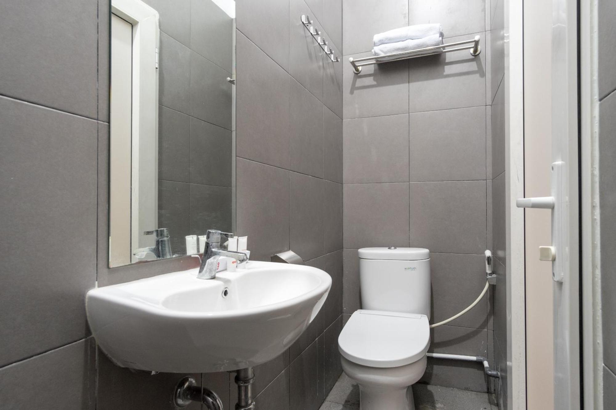 Super Oyo 839 Royal Guest House Медан Екстериор снимка