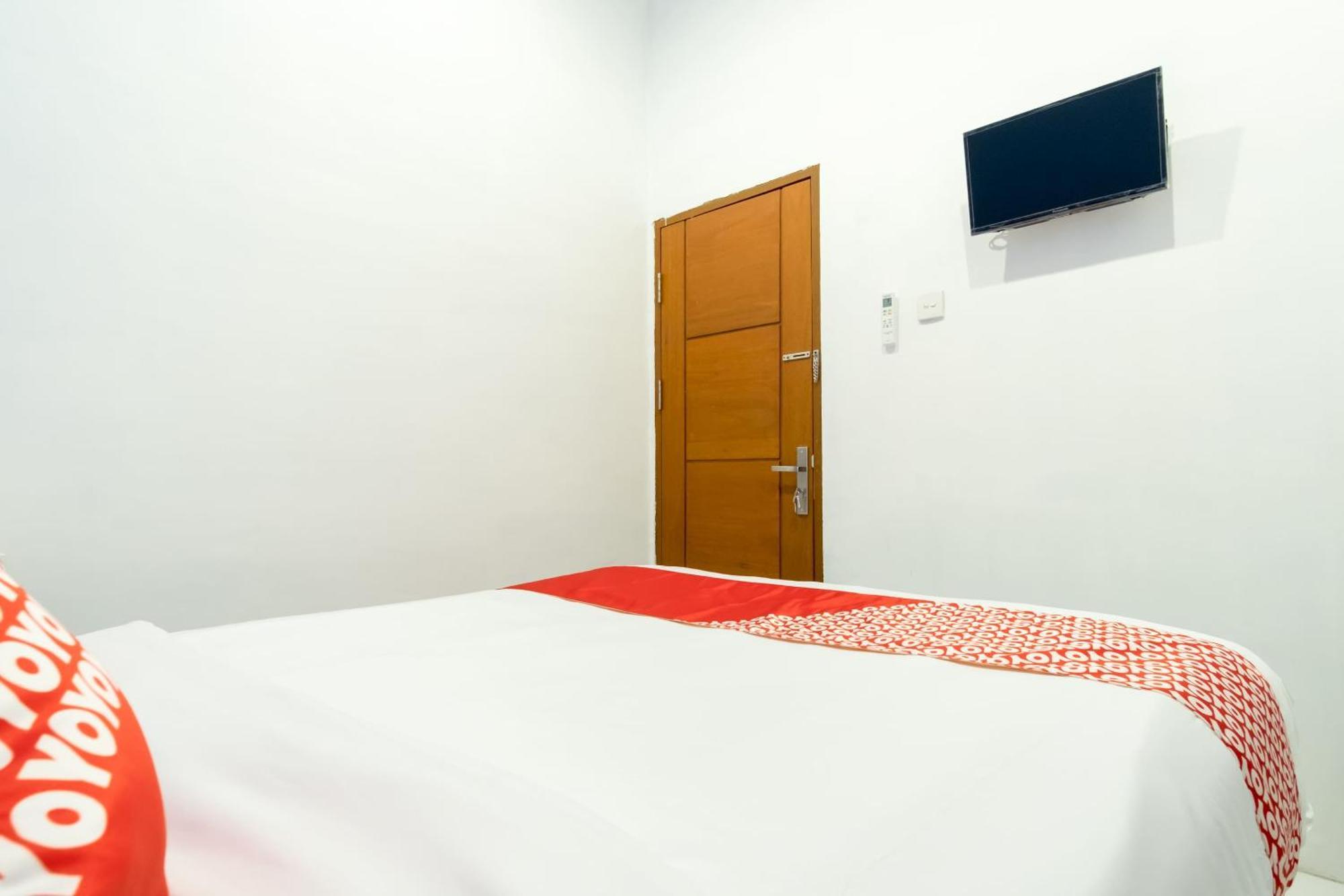 Super Oyo 839 Royal Guest House Медан Екстериор снимка